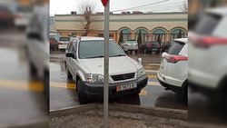 На Медерова-Тыныстанова водитель «Хонды» припарковался на «зебре». Фото