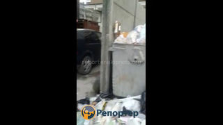 На ул.Жумабека вновь образовалась свалка. Жители просят перенести мусорные баки (видео)