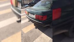 На Тыныстанова-Чокмора водитель «Ауди» припарковался на «зебре». Фото