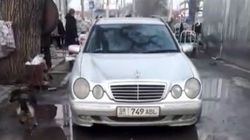 Возле Аламединского рынка водители паркуются на тротуаре. Видео