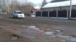 Улица Матыева в селе Чаек нуждается в капитальном ремонте. Видео