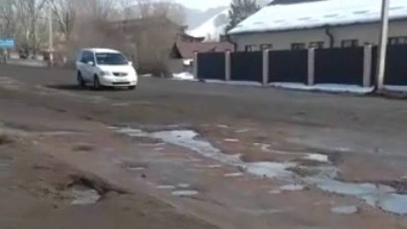 Улица Матыева в селе Чаек нуждается в капитальном ремонте. Видео