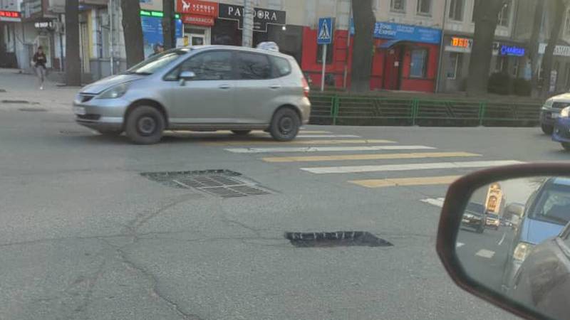 Бишкекчанин: На проспекте Чуй проводится ямочный ремонт, но знаки о ремонте отсутствуют