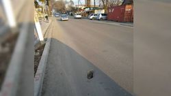 На новой дороге на ул.Куренкеева уже появилась яма. Фото