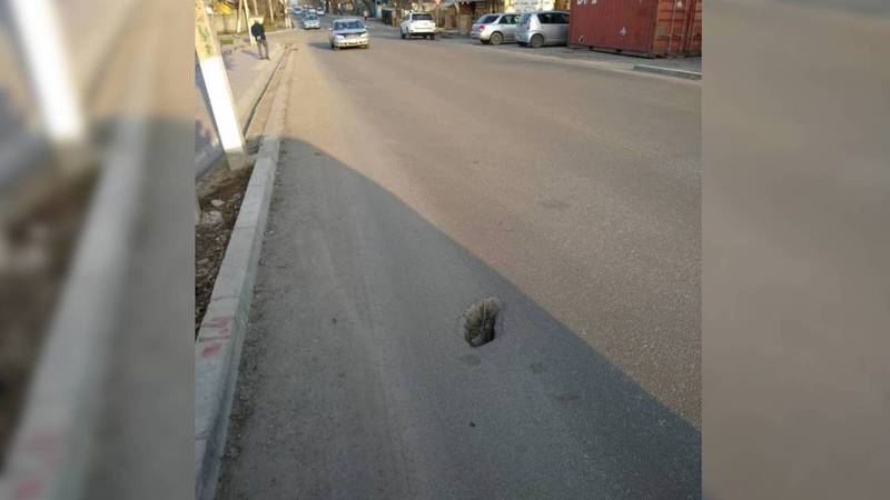На новой дороге на ул.Куренкеева уже появилась яма. Фото