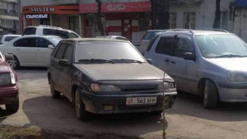 В Бишкеке на Манаса-Токтогула более месяца стоит авто. Фото