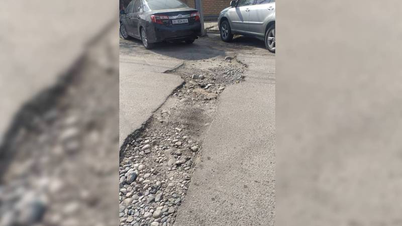На Панфилова-Медерова владельцы кафе вырыли яму на дороге. Составлен протокол по данному факту