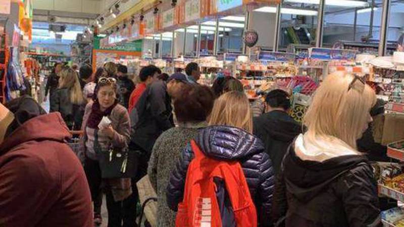 В супермаркетах Бишкека наблюдаются большие очереди за продуктами. Видео