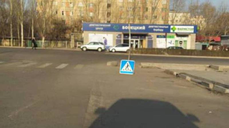На Жукеева-Пудовкина — Безымянной дорожный знак лежит на земле. Фото