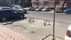 Законно ли установлены ограждения на парковке на Исанова-Сагынбая?