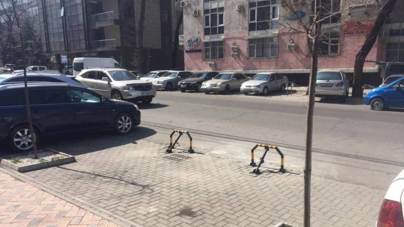 Законно ли установлены ограждения на парковке на Исанова-Сагынбая?