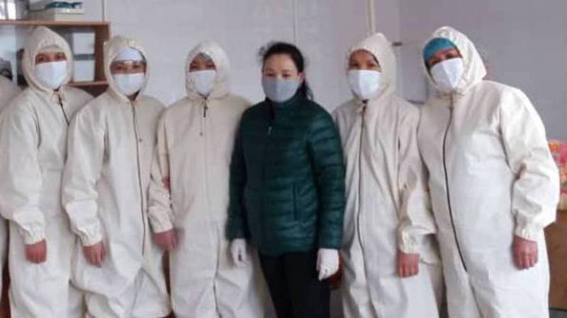 В Балыкчы выпускники школы «Манас» подарили комбинезоны и маски городской больнице. Видео и фото