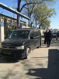 Спецтехника Западного РЭС не может выехать из-за таксистов маршрута Бишкек—Ош, которые поставили свои авто у забора (фото)
