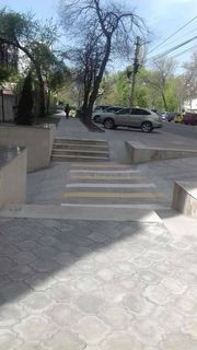 Законно ли используется часть тротуара на Боконбаева-Раззакова для съезда в паркинг? - житель