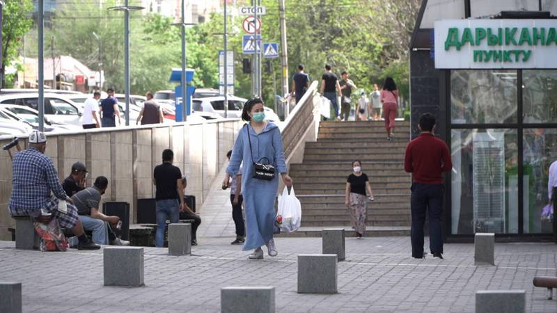 Видео — Во время карантина в центре Бишкека много людей, - бишкекчанин