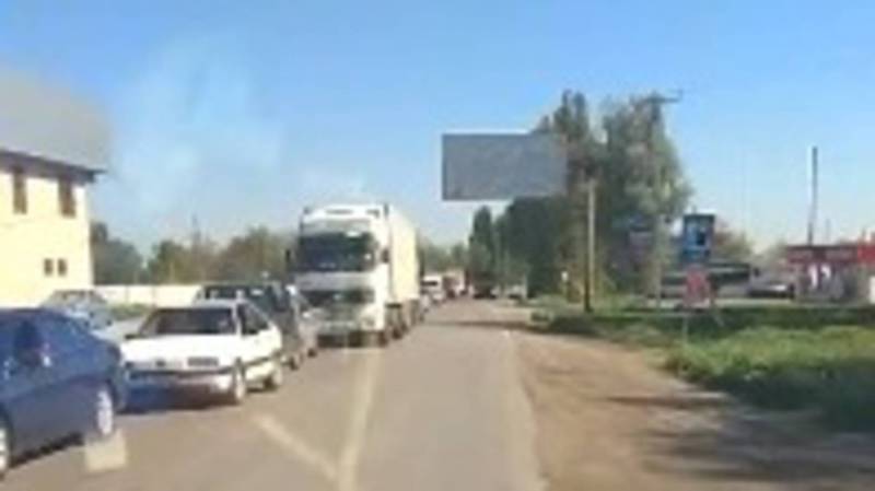 На въезде в Бишкек образовалась огромная пробка, - очевидец. Видео