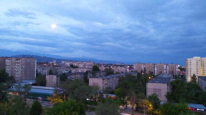 Красивый рассвет в Бишкеке 9 мая. Фото