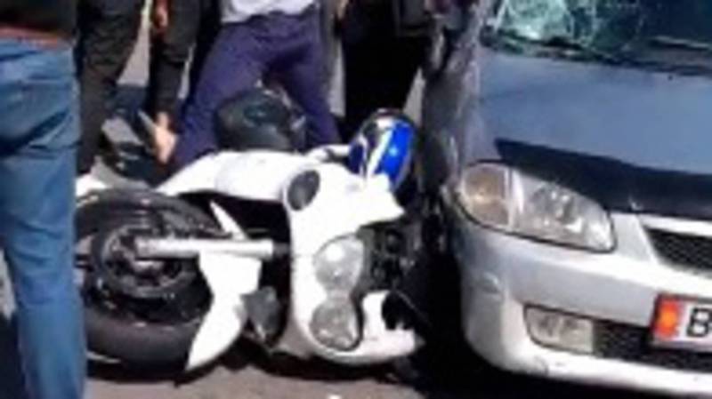 ДТП в 12 мкр: мотоциклист оказался под колесами машины. Видео очевидца