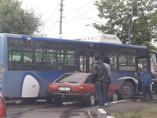 На Жибек Жолу—Тоголок Молдо машина врезалась в пассажирский автобус <i>(фото)</i>