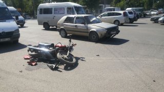 В Бишкеке автомобиль столкнулся с мотоциклом <b>(фото)</b>