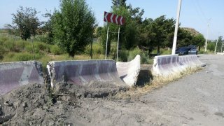 <b>Проблемы автодороги Бишкек — Ош:</b> На 506 км автотрассы повреждены бордюры <b>(фото, видео)</b>
