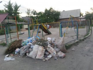На ул. Троицкая в течение месяца не вывозят мусор <b>(фото)</b>