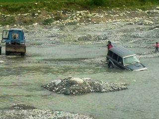 В селе Кашка-Суу автомобиль застрял посередине реки Ала-Арча <b>(фото)</b>