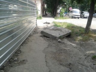На Турусбекова — Жибек Жолу разрушен тротуар <b>(фото)</b>