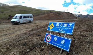 Минтранс потребовал от компании, проводящей ремонт трассы Бишкек-Торугарт, убрать дорожные знаки на китайском языке