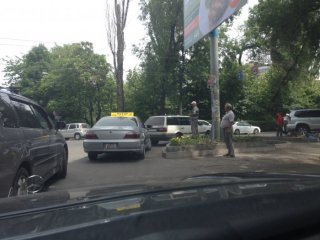 Из-за стихийной парковки на Раззакова — Московская невозможно проехать <b>(фото)</b>