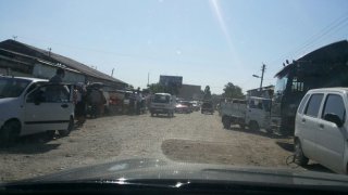 <b>Проблемы автодороги Бишкек — Ош:</b> Трасса возле рынка и автостоянки в городе Кочкор-Ата <b>(фото)</b>