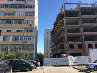 На ул. Жайыл Баатыра идет строительство многоэтажного здания с нарушениями строительных норм <b>(фото)</b>