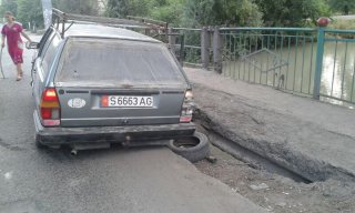 В яму на разрушенном мосту по ул. Ленской провалилось колесо автомобиля <b>(фото)</b>