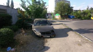В Бишкеке автомобиль такси вылетел на тротуар <b>(фото)</b>