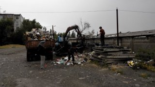 «Тазалык» убрал мусор в 11 микрорайоне Бишкека <b>(фото)</b>