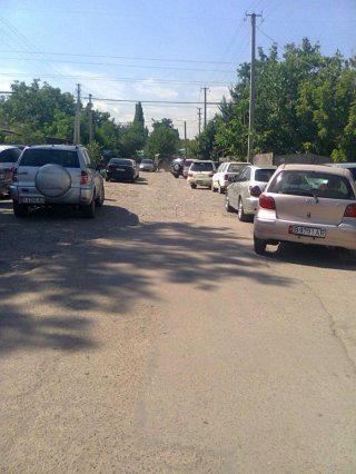 Стихийная парковка у здания «Северэлектро» на ул. Чкалова в селе Лебединовка создает проблемы на дороге <b>(фото)</b>