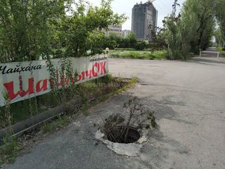 Бишкекчанин просит закрыть люк на Южной магистрали рядом с парком Асанбай