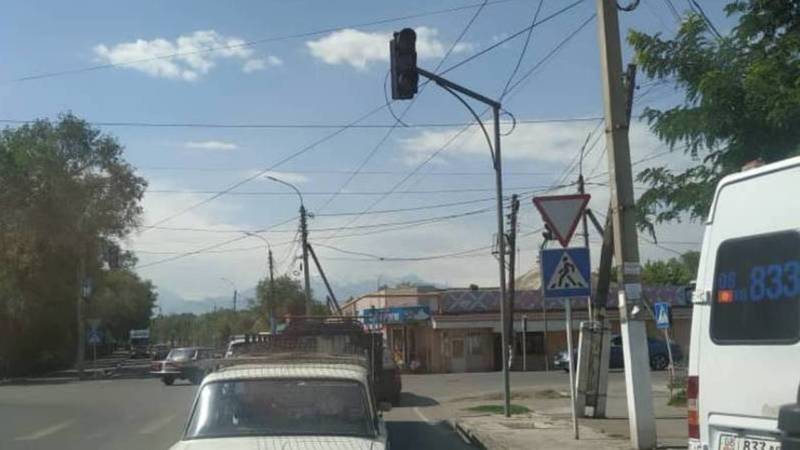 На Щербакова-Орозбекова поставили светофор, но его не подключили его, - местный житель. Фото