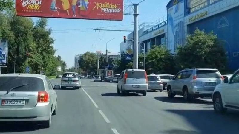 Машина ГБР проехала на красный на ул.Ибраимова. Видео
