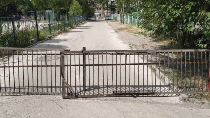 Бишкекчанин: Законно ли огородили проезжую часть возле дома №11 в 8 мкр?
