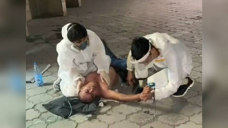 «Дыши, дыши!» Волонтеры спасли мужчину на улице, успев подключить его к кислородному аппарату. Видео