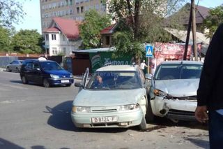 На Рыскулова-Уметалиева в Бишкеке столкнулись две машины. Житель просит установить светофор <i>(фото)</i>