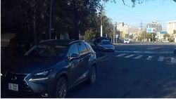 На ул.Сухэ-Батора Lexus NX200 проехал на красный. Видео
