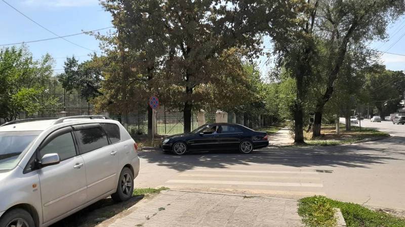 Водитель припарковал свой «Мерседес S55» на тротуаре на ул.Льва Толстого. Фото очевидца