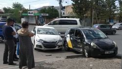ДТП в Бишкеке: Столкнулись легковая автомашина и Яндекс-такси
