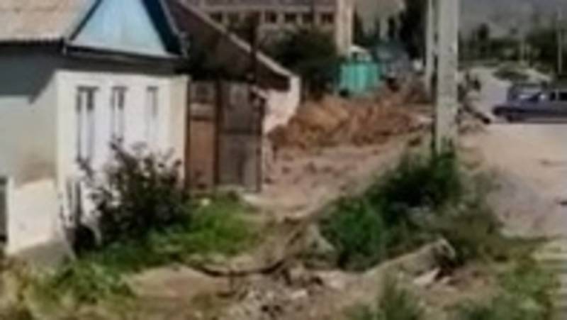 В Чолпон-Ате сносят заборы жителей, чтобы провести водопровод, - горожанин. Видео