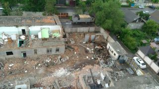 Подготовка к строительству на ул.Белорусской в Бишкеке продолжается. Соблюдаются ли стройнормы? - жительница