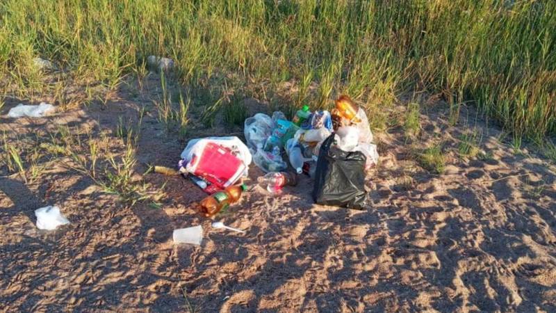 Житель села Бостери жалуется на мусор на пляже. Фото