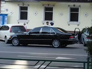 Видео — В Бишкеке сотрудник УОБДД отпустил водителя тонированной машины. Оштрафован ли он?