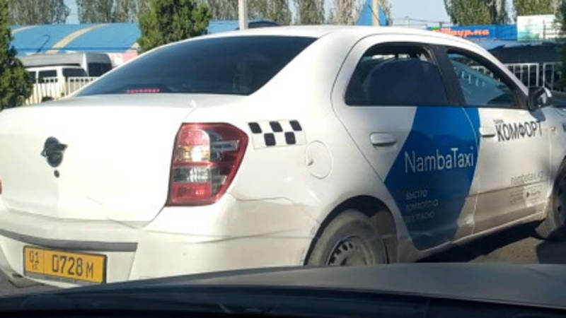 В Бишкеке замечена машина Namba Taxi со штрафами в 33 тыс. сомов
